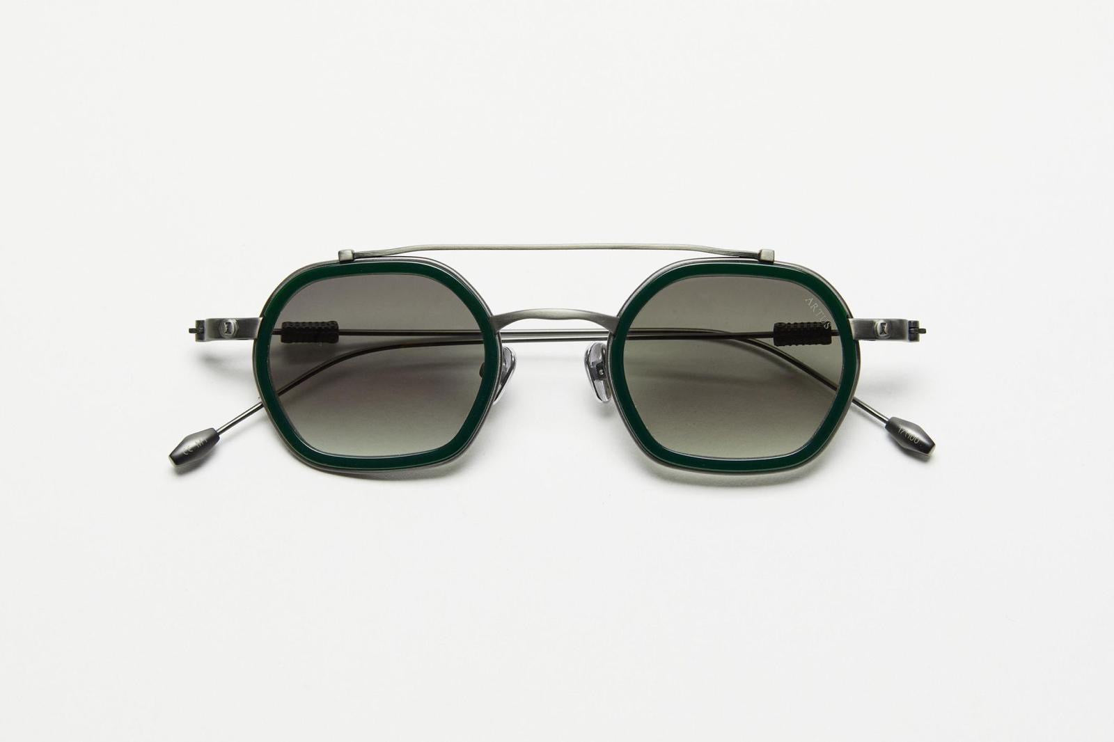 Dan - Brushed Silver