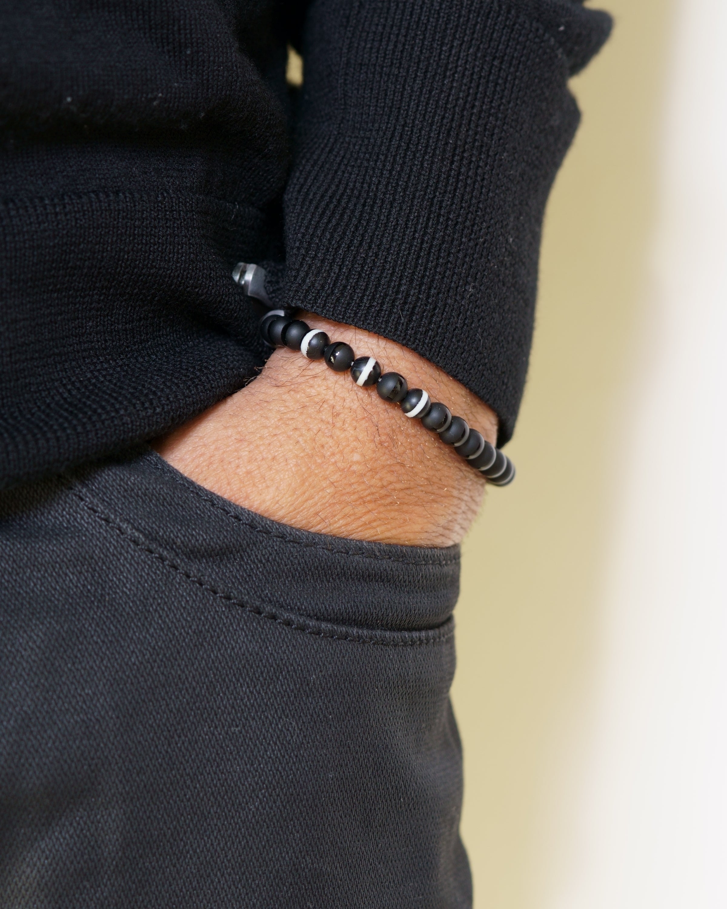 Onyx Dzi Black Stripe White Bracelet