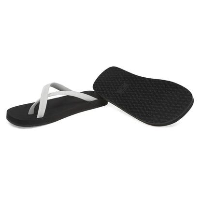 Bicolored cross flip flops black white