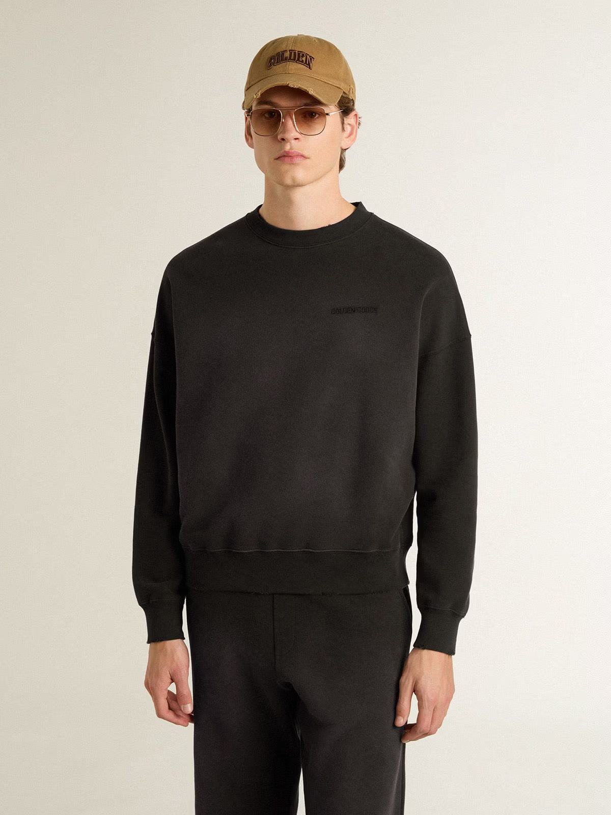 Unisex sweatshirt in worn black cotton with logo embroidery