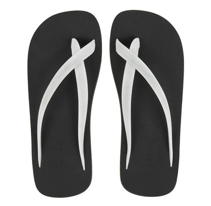 Bicolored cross flip flops black white