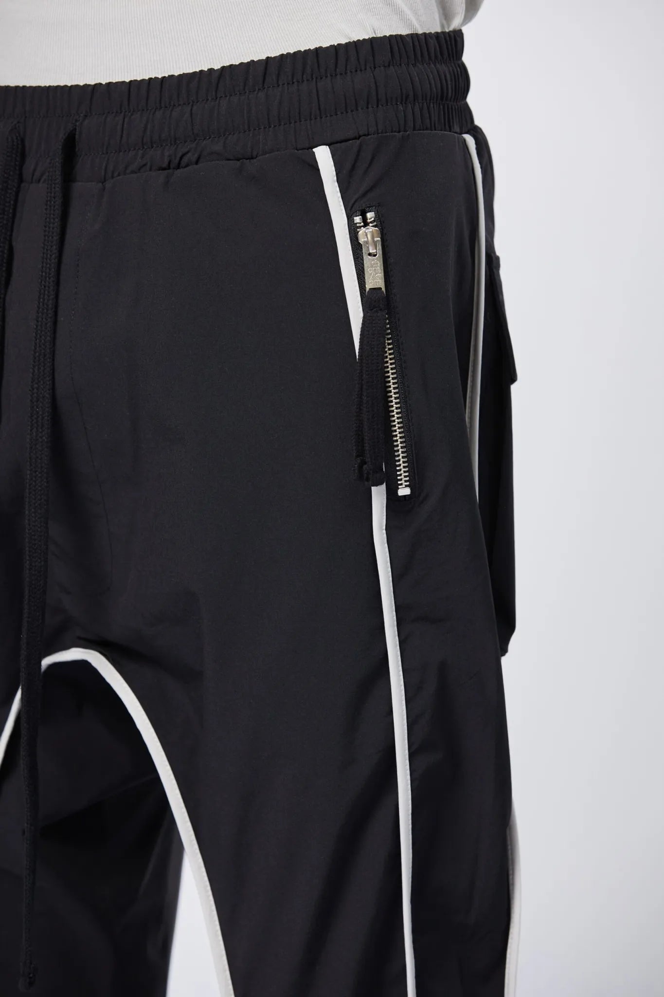 Line trousers - black