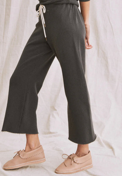 THE WIDE LEG CROPPED SWEATPANT - WASHED BLACK