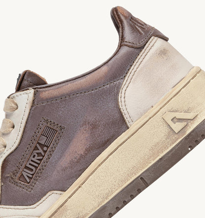 MEDALIST LOW SUPER VINTAGE SNEAKERS IN MUD PATRIDGE AND WHITE LEATHER