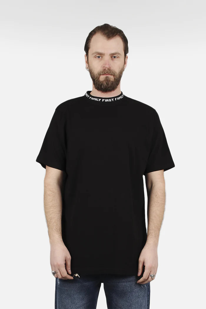Black collar T-shirt